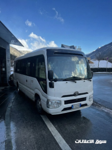 رحلتك الجماعية في جناح ملكي إيجار تويوتا كوستر 21 فرد VIP